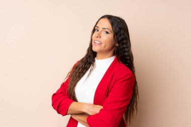 Izole arka plan üzerinde genç kadın yan bakıyor