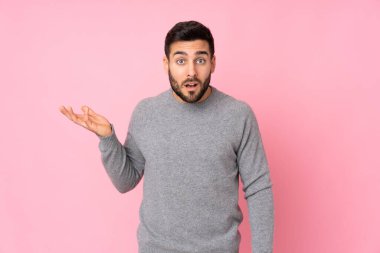 Kafkasyalı yakışıklı adam izole edilmiş geçmişinde şüphe uyandırıyor.