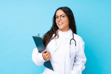 Soyutlanmış mavi geçmişi olan genç bir doktor kadın.