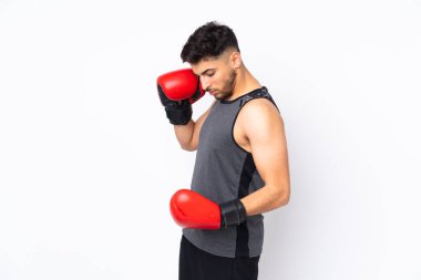 Beyaz arka planda boks eldivenleriyle izole edilmiş Arap spor adamı.