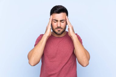 Sakallı, genç, yakışıklı, soyutlanmış, mavi bir geçmişi ve baş ağrısı var.