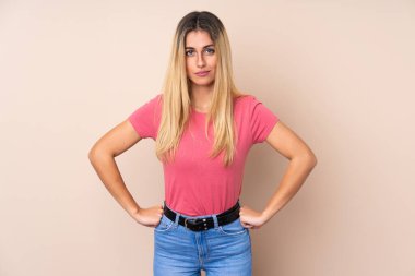 Genç Uruguaylı kadın izole edilmiş geçmişine kızgın.