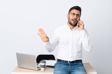 bir cep telefonu tutan genç işadamı
