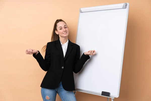 Ung Affärskvinna Över Isolerad Bakgrund Ger Presentation Vita Tavlan — Stockfoto