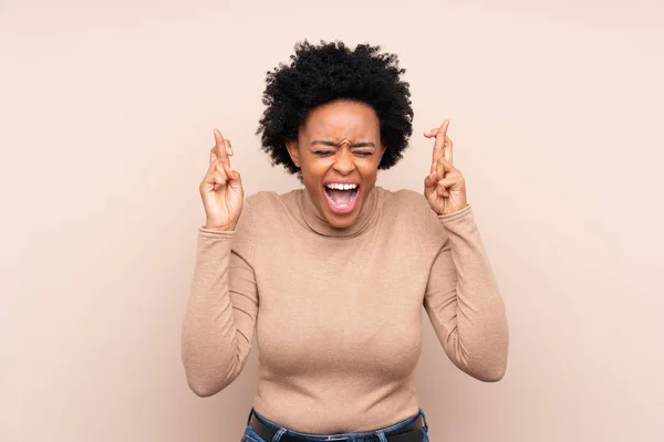 Africano Americano Mulher Sobre Isolado Fundo Com Dedos Cruzando — Fotografia de Stock