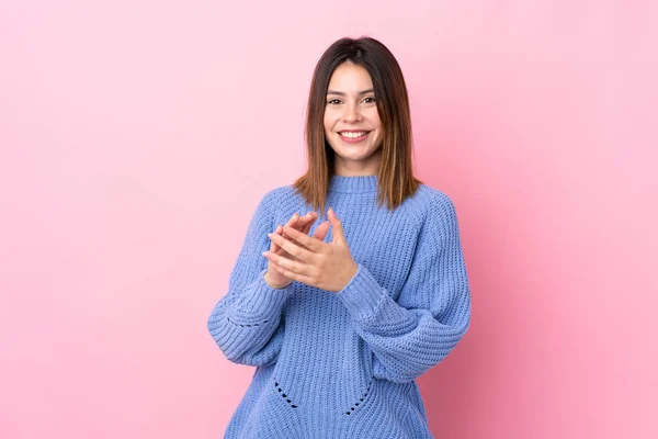 Mujer Joven Con Suéter Azul Sobre Fondo Rosa Aislado Aplaudiendo —  Fotos de Stock