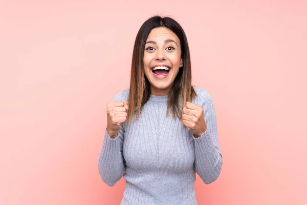 Donna Sfondo Rosa Isolato Che Celebra Una Vittoria Nella Posizione — Foto Stock