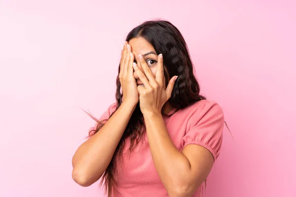 Jeune Femme Sur Fond Rose Isolé Couvrant Les Yeux Regardant — Photo