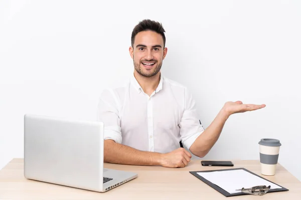 Joven Hombre Negocios Con Teléfono Móvil Lugar Trabajo Que Extiende — Foto de Stock