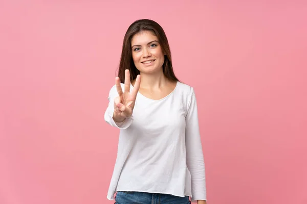 Genç Bir Kadın Pembe Arka Planda Mutlu Parmaklarıyla Üçe Kadar — Stok fotoğraf