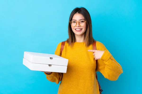 Jovem Segurando Uma Pizza Sobre Parede Azul Isolada Com Expressão — Fotografia de Stock