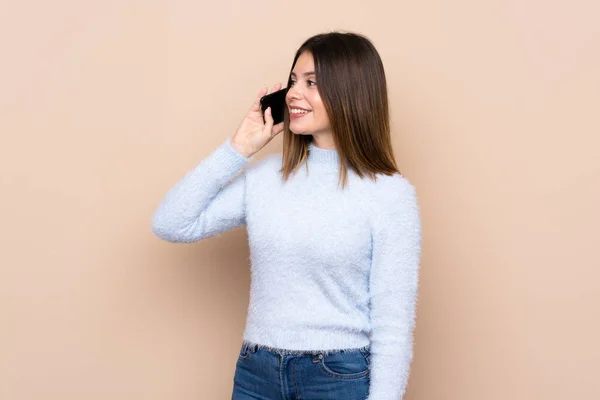 Mujer Joven Sobre Fondo Aislado Manteniendo Una Conversación Con Teléfono — Foto de Stock