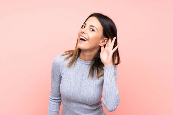 Vrouw Geïsoleerde Roze Achtergrond Luisteren Naar Iets Door Hand Het — Stockfoto