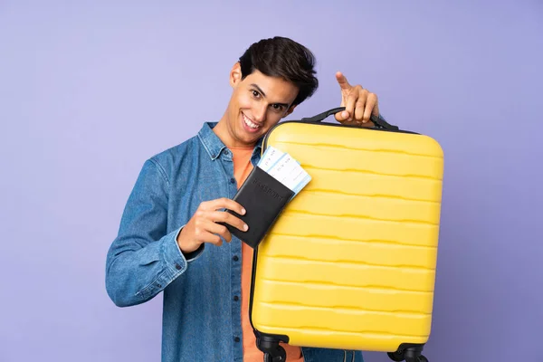 Homem Sobre Fundo Roxo Isolado Férias Com Mala Passaporte — Fotografia de Stock