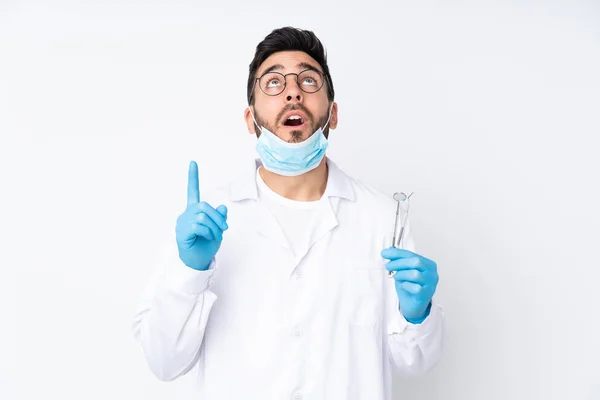 Οδοντίατρος Άνθρωπος Κρατώντας Εργαλεία Απομονώνονται Λευκό Φόντο Δείχνοντας Δείκτη Δάχτυλο — Φωτογραφία Αρχείου