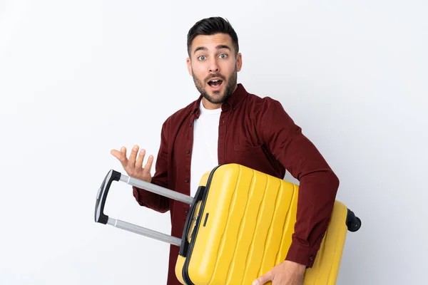 Jonge Knappe Man Geïsoleerde Witte Achtergrond Vakantie Met Reiskoffer — Stockfoto
