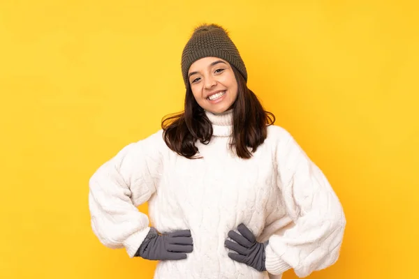 Junge Frau Mit Wintermütze Über Gelbem Hintergrund Posiert Mit Armen — Stockfoto