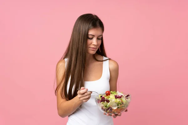 Junge Frau Mit Salat Über Isolierte Rosa Wand — Stockfoto