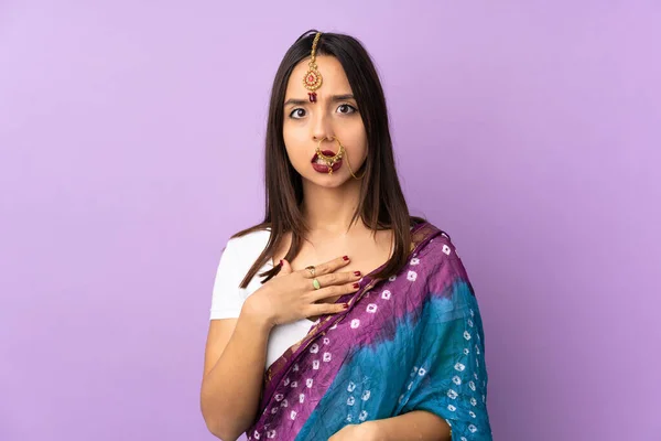 Mujer India Joven Aislada Sobre Fondo Púrpura Apuntándose Misma — Foto de Stock