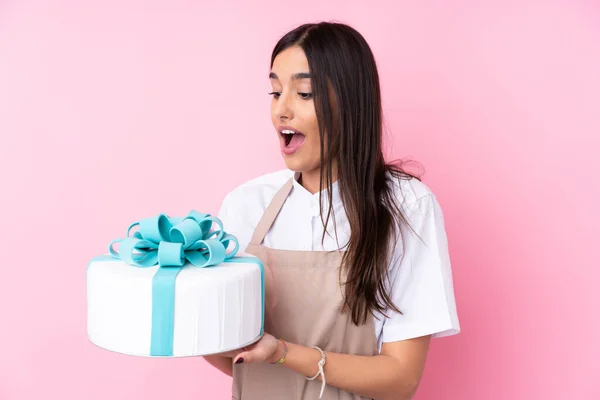 Jeune Femme Avec Gros Gâteau Sur Fond Isolé — Photo