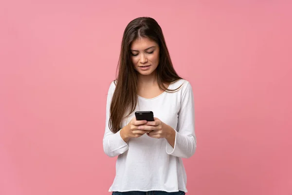 Fiatal Izolált Rózsaszín Háttér Küld Egy Üzenetet Mobil — Stock Fotó