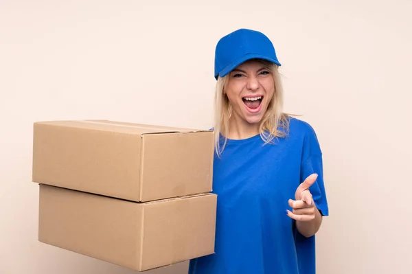 Jovem Entrega Mulher Mais Isolado Fundo Aponta Dedo Para Você — Fotografia de Stock