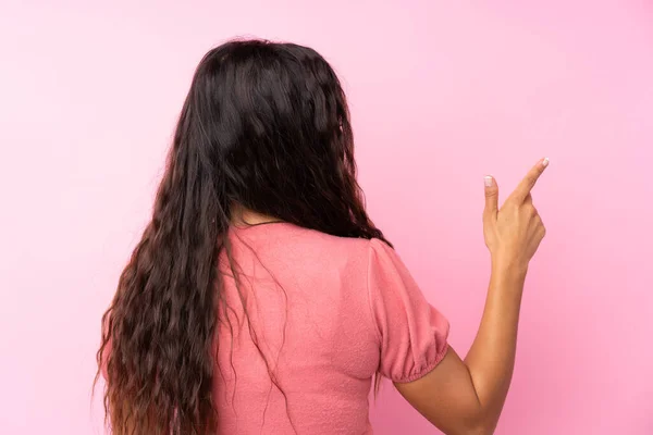 Junge Frau Über Isoliertem Rosa Hintergrund Der Mit Dem Zeigefinger — Stockfoto