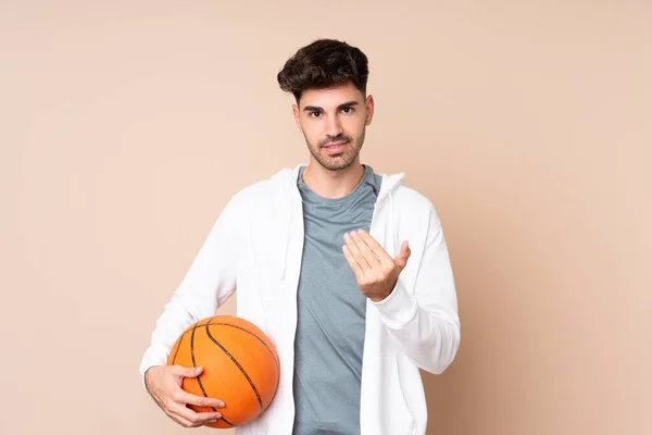 Молодий Чоловік Над Ізольованим Тлом Грає Баскетбол Робить Жест — стокове фото