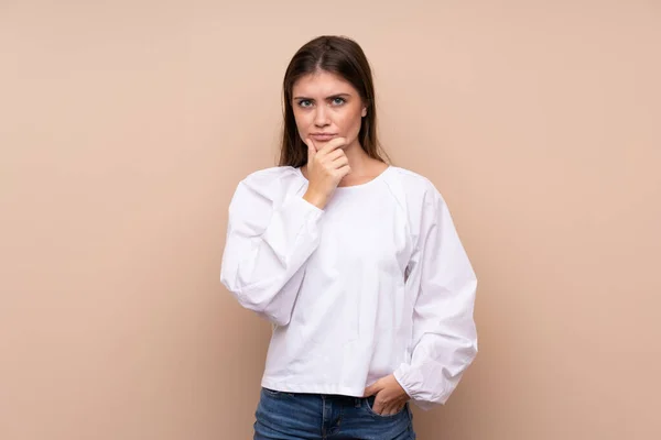 Chica Joven Sobre Aislado Pensamiento Fondo — Foto de Stock