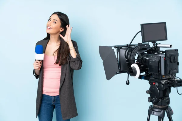 Mulher Repórter Segurando Microfone Reportando Notícias Isoladas Fundo Azul Ouvindo — Fotografia de Stock