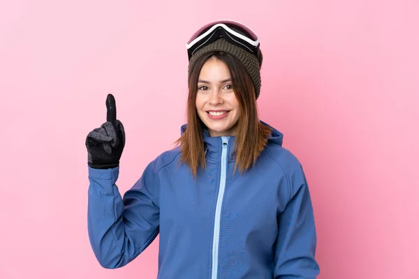 Jonge Skiër Vrouw Geïsoleerde Roze Achtergrond Wijzen Met Wijsvinger Een — Stockfoto