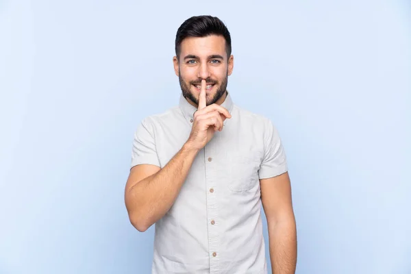 Jonge Knappe Man Met Baard Geïsoleerde Blauwe Achtergrond Doet Stilte — Stockfoto