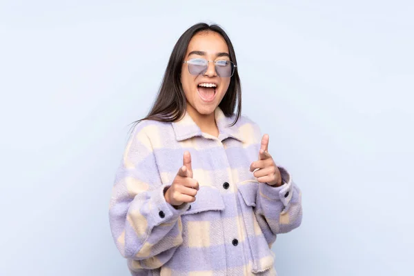 Jovem Indiana Isolada Fundo Azul Apontando Para Frente Sorrindo — Fotografia de Stock