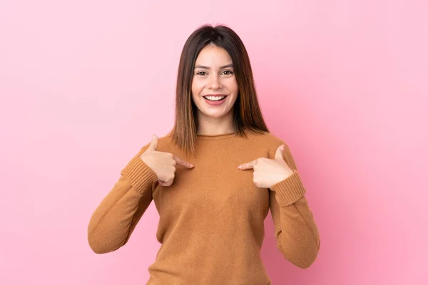 一位年轻女子 有着令人惊讶的面部表情 背景是孤立的粉色 — 图库照片