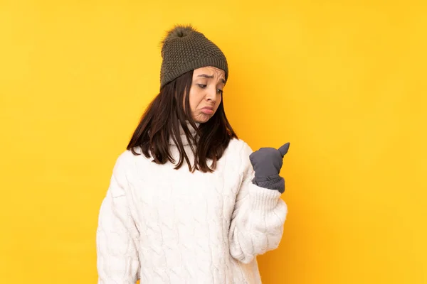 Mujer Joven Con Sombrero Invierno Sobre Fondo Amarillo Aislado Infeliz —  Fotos de Stock