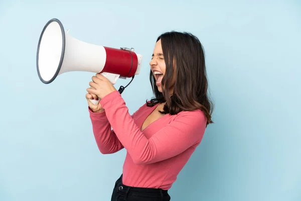 Jong Gemengd Ras Vrouw Geïsoleerd Blauwe Achtergrond Schreeuwen Door Een — Stockfoto