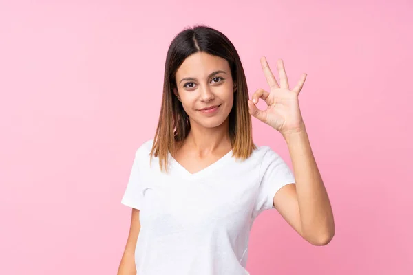 Jovem Mulher Sobre Fundo Rosa Isolado Mostrando Sinal Com Dedos — Fotografia de Stock