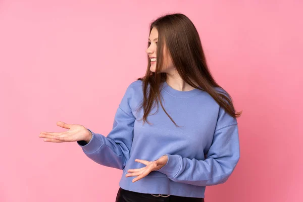 Teenager Caucasian Girl Isolated Pink Background Surprise Expression While Looking — Stock Photo, Image