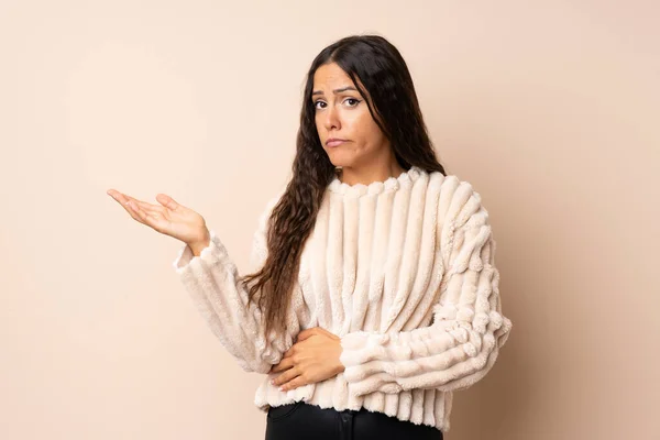 Jovem Mulher Sobre Fundo Isolado Infeliz Por Não Entender Algo — Fotografia de Stock