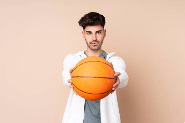 Joven Sobre Fondo Aislado Jugando Baloncesto —  Fotos de Stock