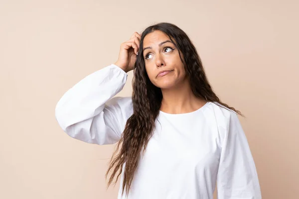 Giovane Donna Sfondo Isolato Con Dubbi Con Espressione Del Viso — Foto Stock