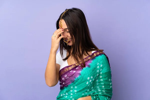 Jonge Indiaanse Vrouw Geïsoleerd Paarse Achtergrond Lachen — Stockfoto