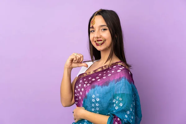 紫の背景に孤立した若いインド人女性誇りと自己満足 — ストック写真