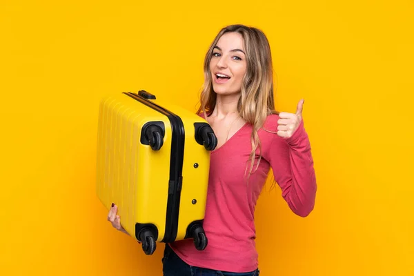 Mujer Joven Sobre Fondo Amarillo Aislado Vacaciones Con Maleta Viaje — Foto de Stock