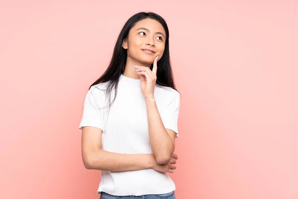Tini Kínai Elszigetelt Rózsaszín Háttér Gondolkodás Egy Ötlet Miközben Felnéz — Stock Fotó