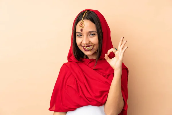 Young Indian Woman Isolated Beige Background Showing Sign Fingers — Stock Photo, Image