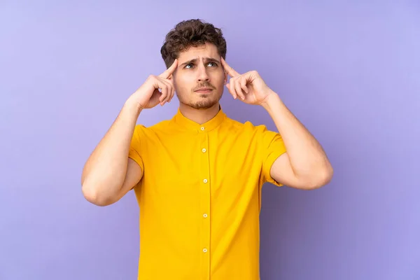 Homem Caucasiano Isolado Fundo Roxo Com Dúvidas Pensamento — Fotografia de Stock