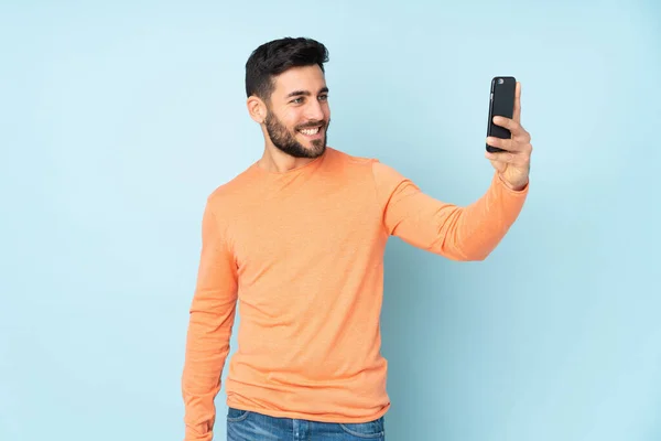 Caucásico Guapo Hombre Haciendo Selfie Sobre Aislado Azul Fondo —  Fotos de Stock