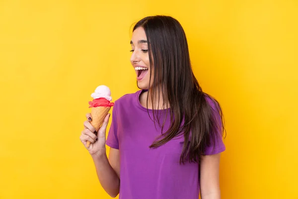 Mujer Morena Joven Con Helado Corneta Sobre Fondo Amarillo Aislado —  Fotos de Stock