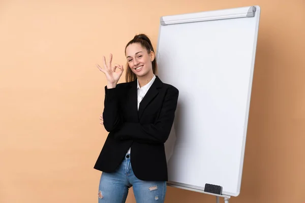 Mladá Obchodní Žena Izolovaném Pozadí Dává Prezentaci Bílém Prkně Ukazuje — Stock fotografie